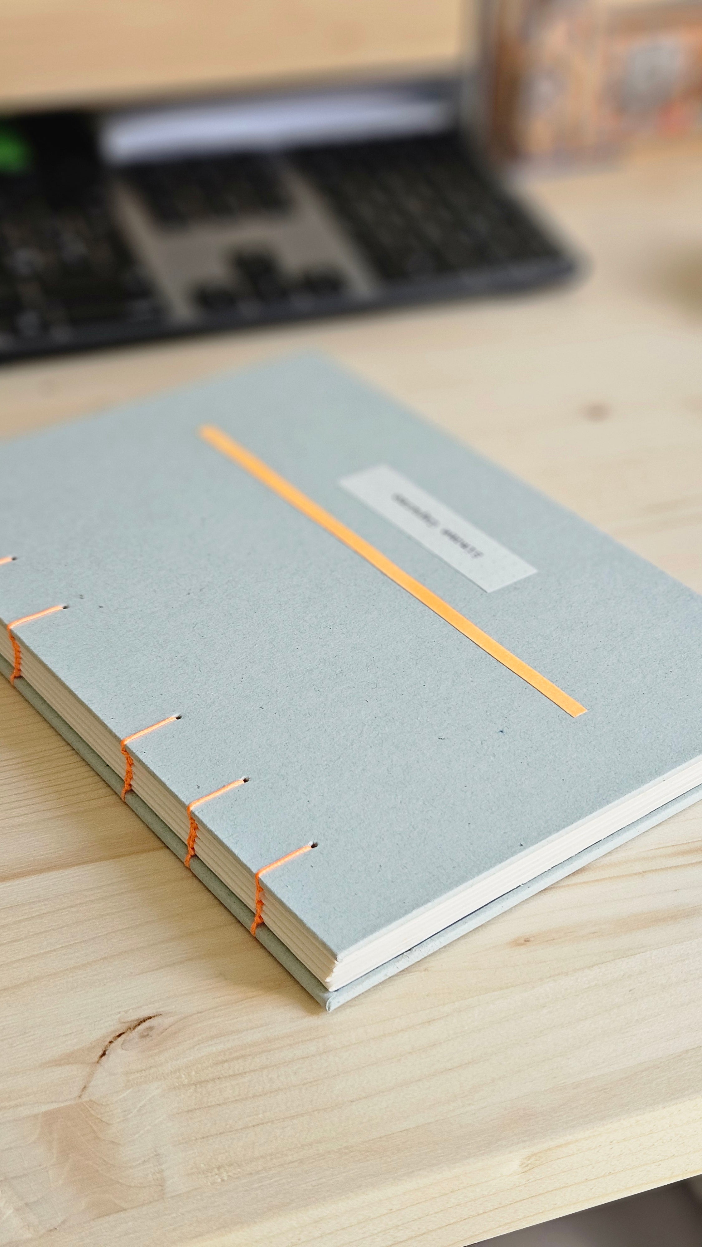 Taccuino A5 artigianale realizzato con carte sostenibili e l'utilizzo di scarti da lavorazione personalizzati con evidenziatore e scritte con macchina Olivetti, rilegato con tecnica copta.
