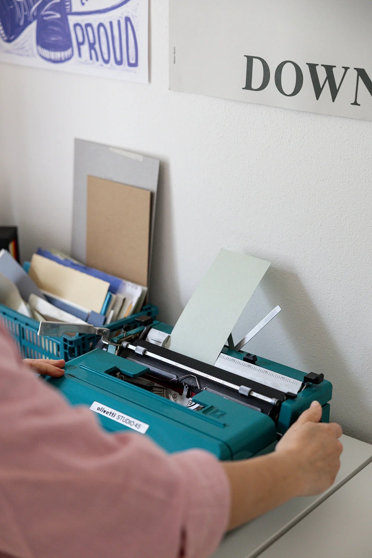 Batte a macchina da scrivere Olivetti Studio 45 il testo per un dettaglio di un accuino personalizzato artigianale.