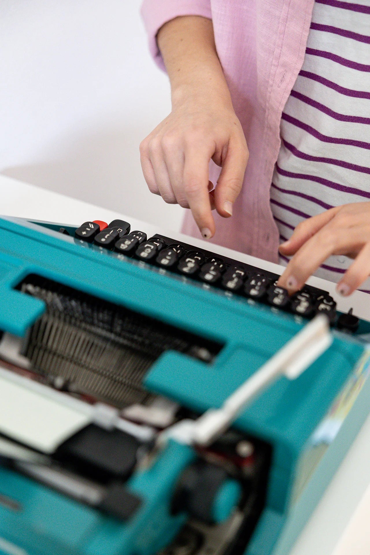 Scrivere a macchina Olivetti testi per biglietti da visita e gift card per taccuini artigianali personalizzati o workshop di legatoria.