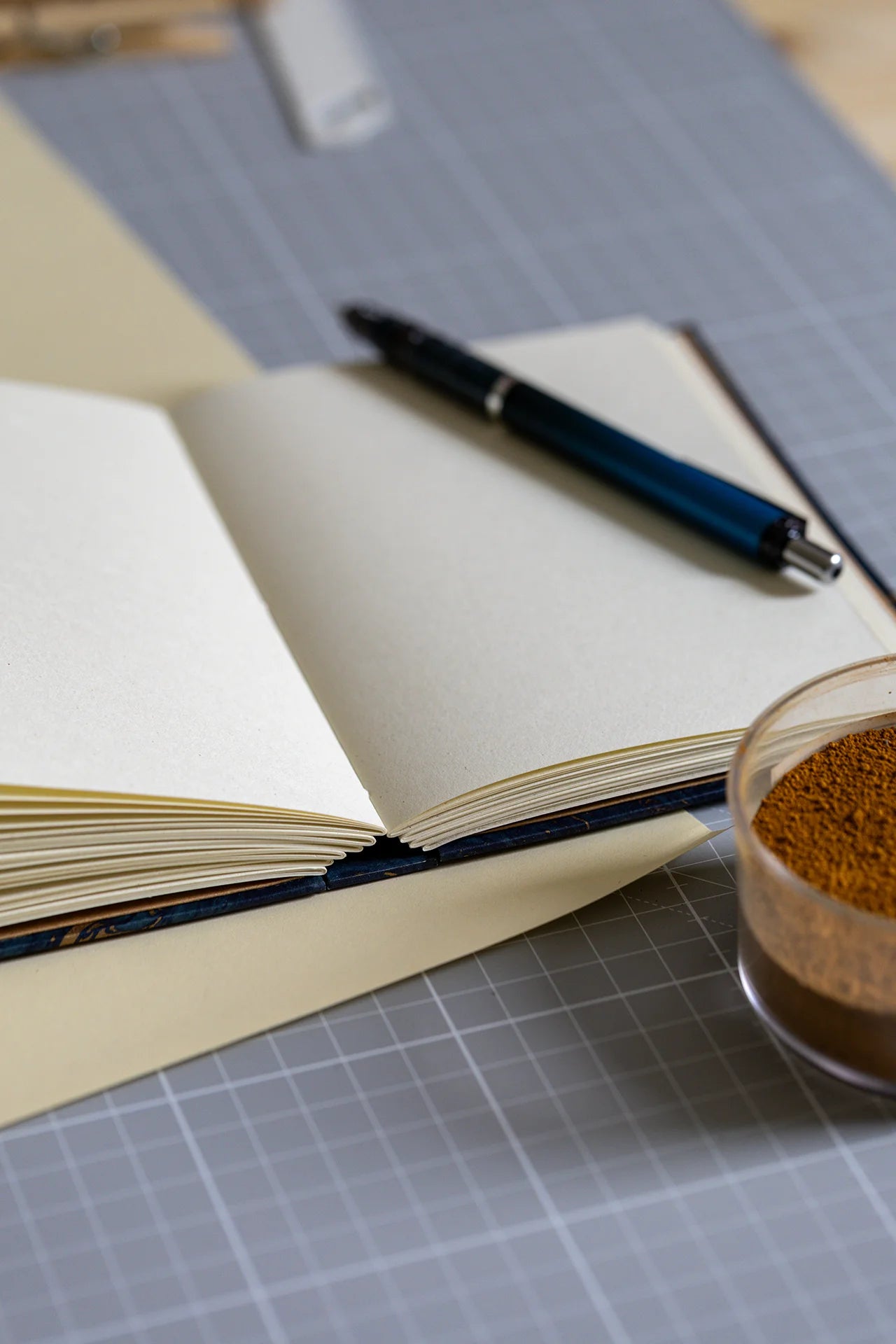 Taccuino upcycled Saimai di alta gamma su tavolo per journaling creativo.