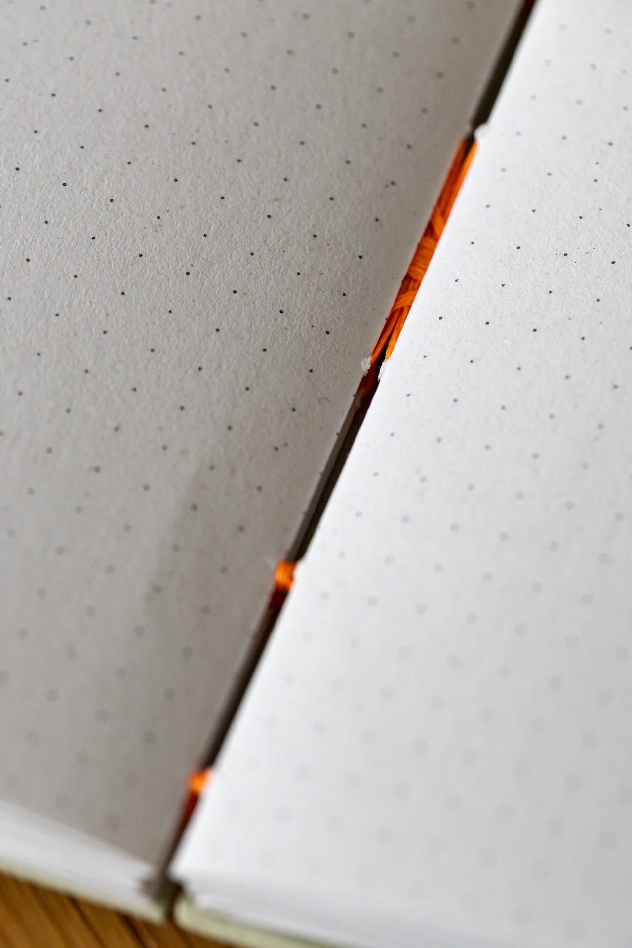 Quaderno sartoriale A5 con carta riciclata di qualità da fornitore locale con stampa dotted puntinata con apertura piatta e totale a 180 gradi.