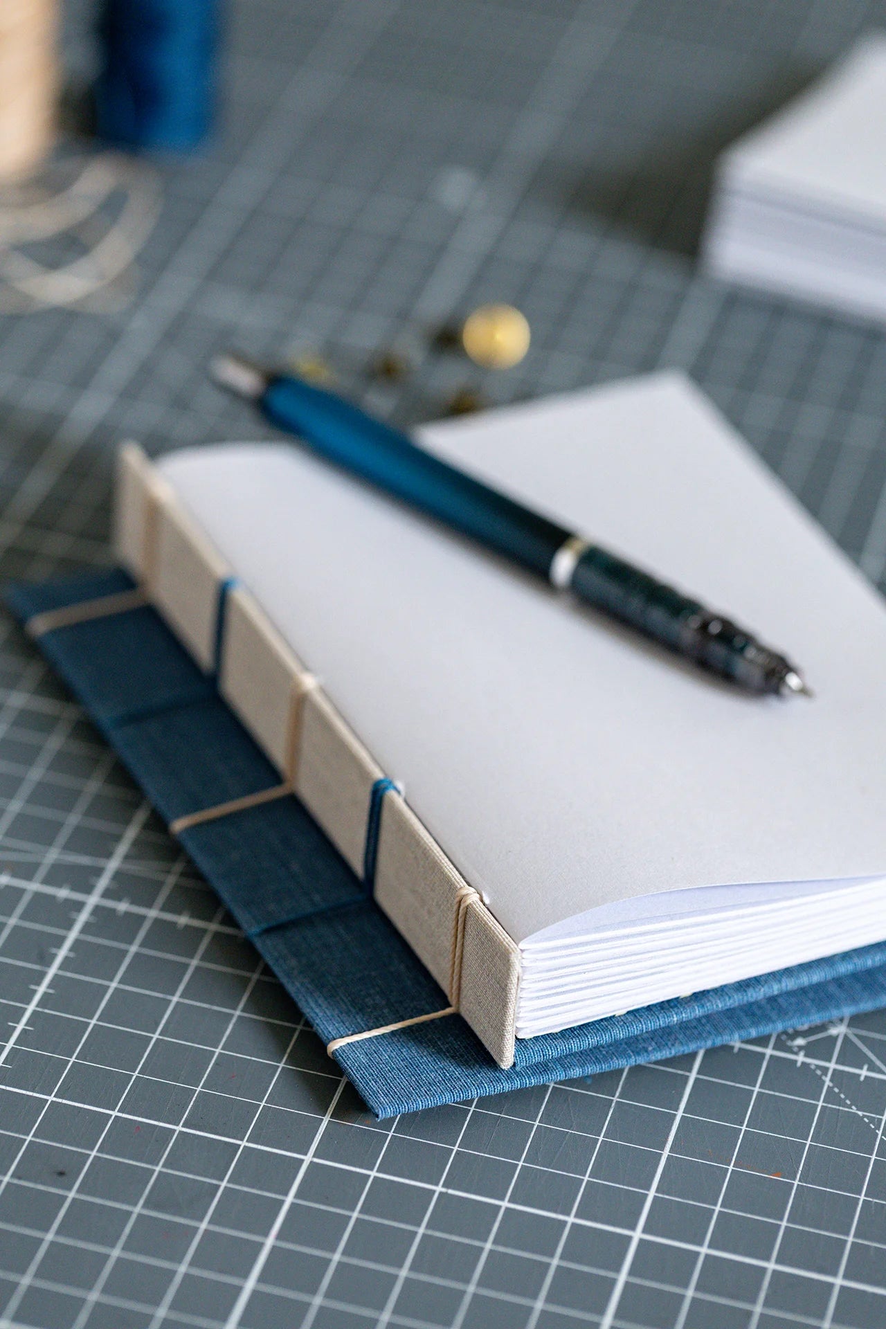 Quaderno slow production Saimai fatto a mano per journaling o pagine del mattino.